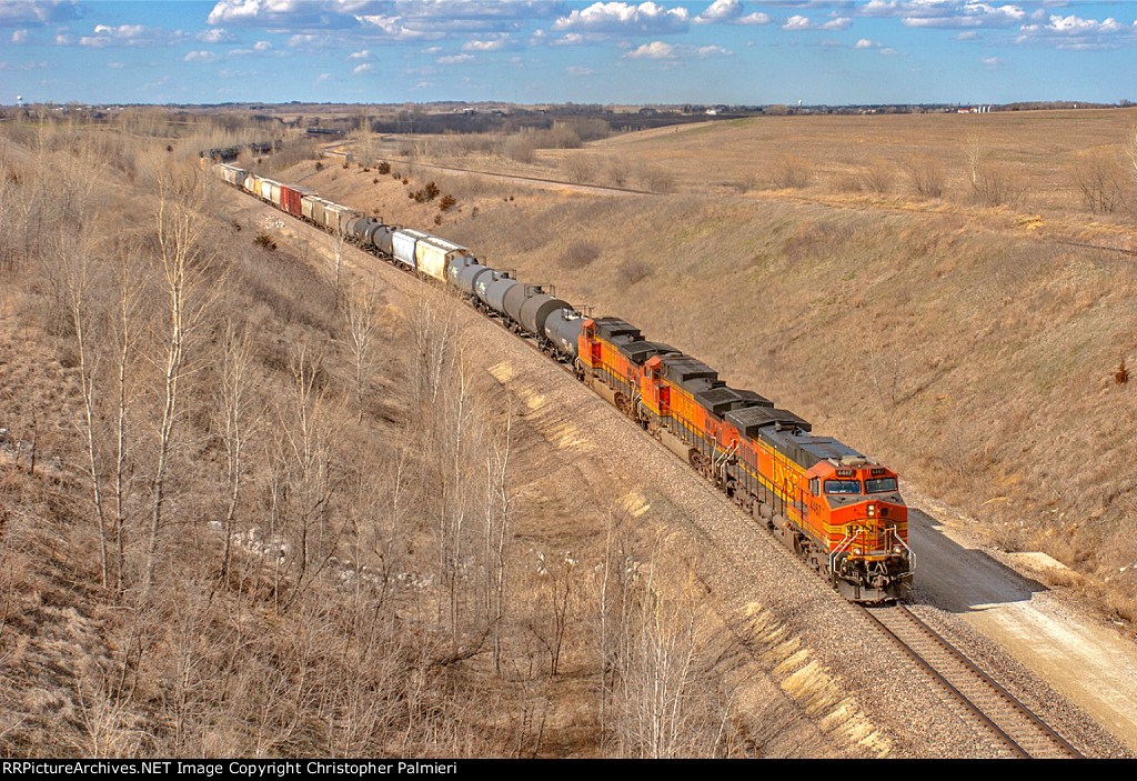 BNSF 4467 Leads M-LINTUL1-06